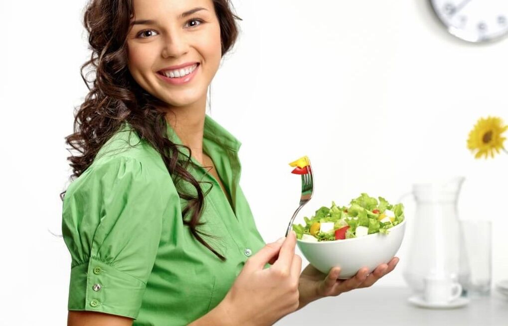 Mergina valgo daržovių salotas pagal 6 žiedlapių dietą