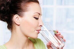 Mergina geria vandenį pagal dietą tinginiams