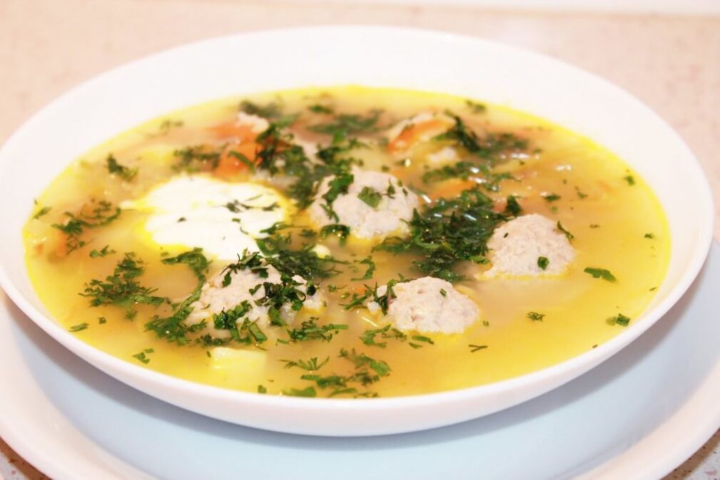 Mėsos kukulių sriuba idealiai tinka Dukano dietos pakaitomis